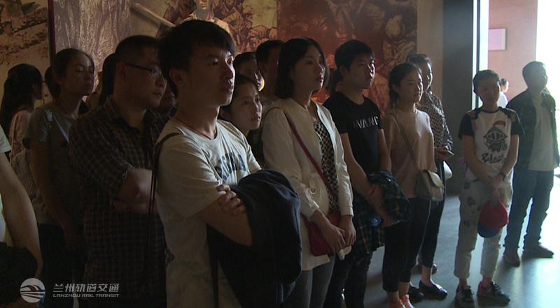 参观省博物馆红色教育基地_副本.png