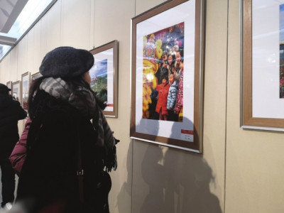 12月21日上午，《兰州笑脸百姓笑脸——庆祝改革开放40周年大型摄影图片展》在兰州美术馆开展.jpg