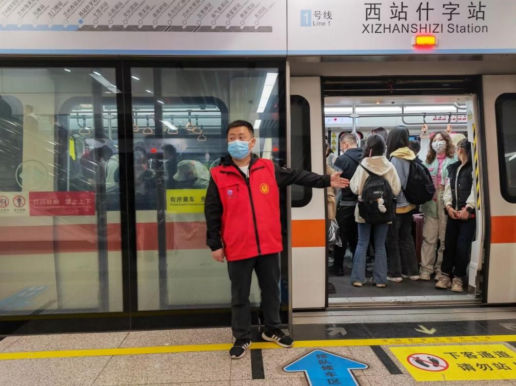 党员保障到一线，护航“五一”小长假2.png.jpg