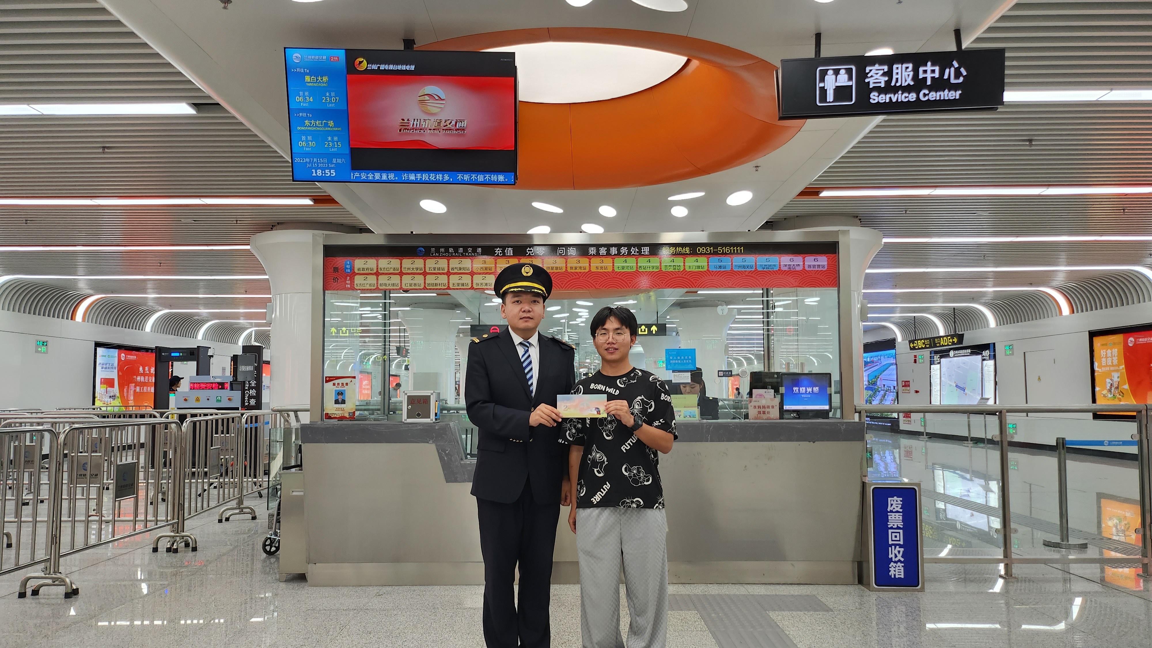 幸运！他是兰州轨道交通日客流新高的第40万名乘客.jpg