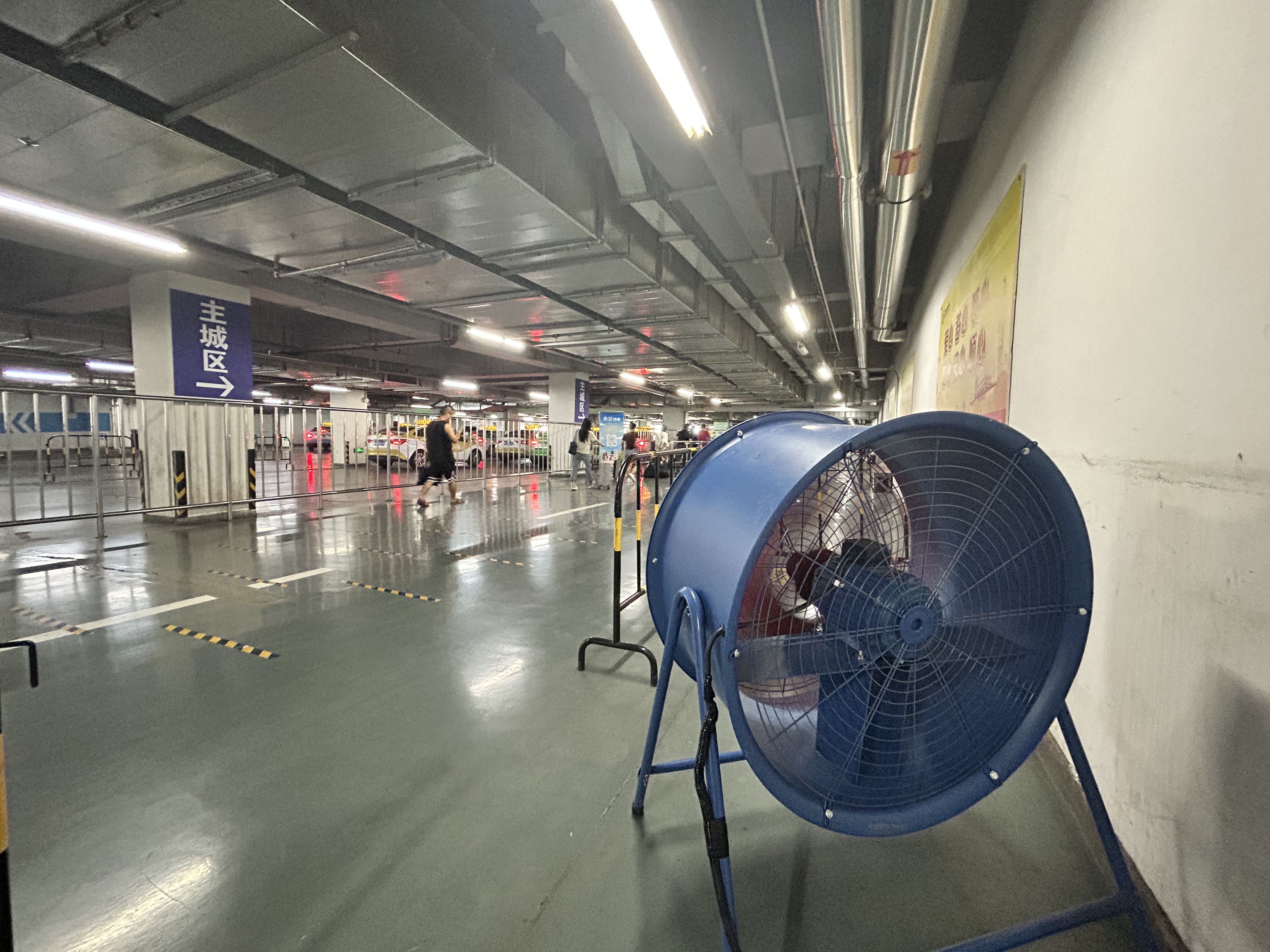 兰州西站北广场地下出租车场内已安装大型电风扇并投入使用.jpg