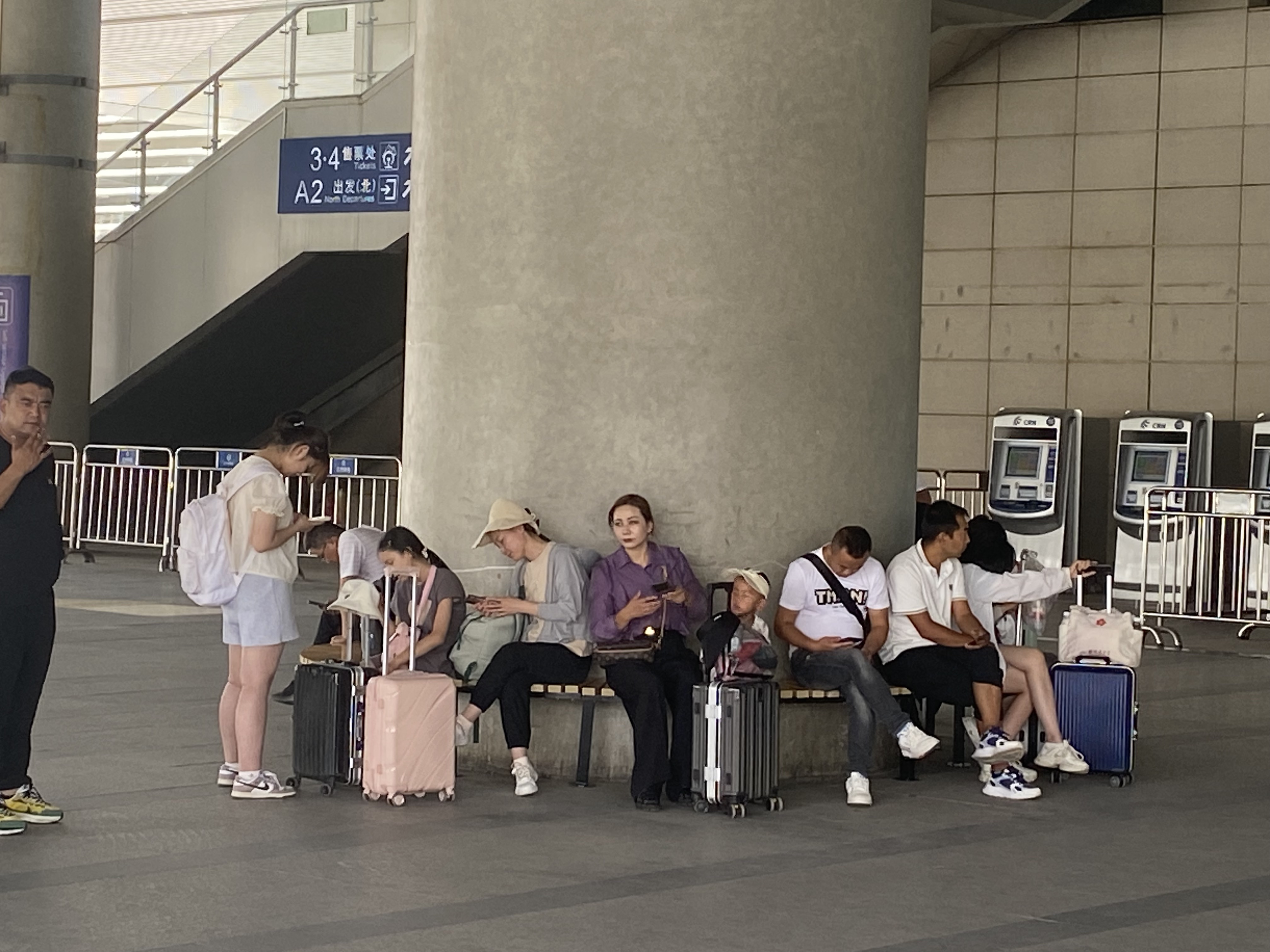 兰州西站进站大厅门口环形座椅已安装完成投入使用.jpg