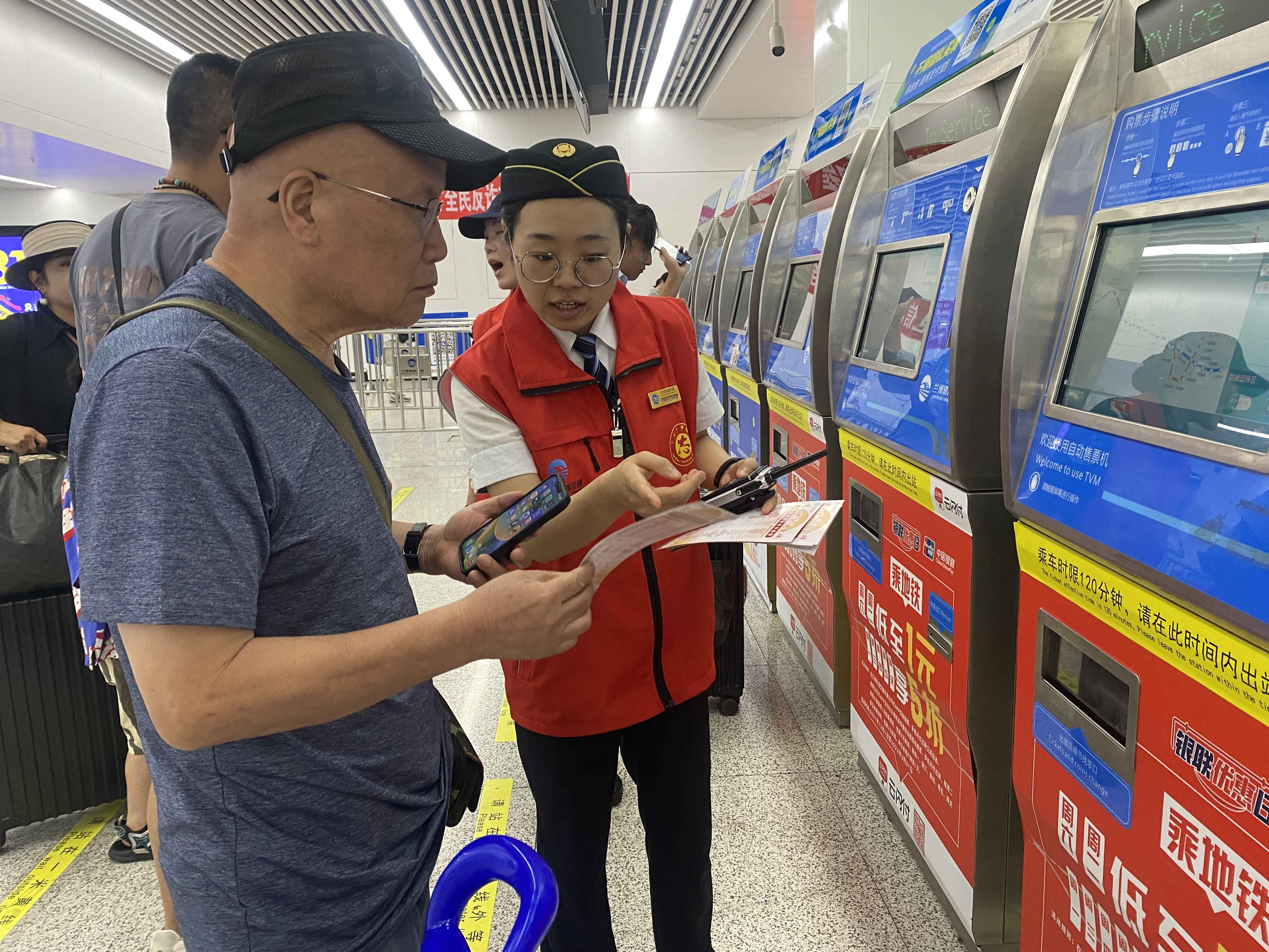 兰州轨道交通运营人员向乘客免费发放“坐着地铁游金城”兰州轨道交通乘车指南.jpg